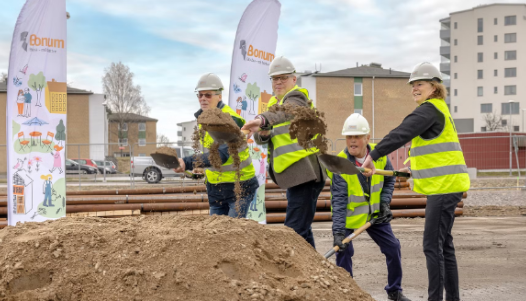 Från vänster: Marcus Wiklund från byggentreprenören Byggmästarna, kommunstyrelsens ordförande för Trosa Daniel Portnoff, blivande boende Rolf Sundberg, Riksbyggens vd Johanna Frelin. Fotograf Patrik Ekenblom.