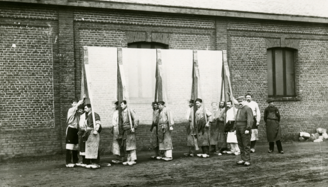 Transport av skyltfönster, Saint-Gobains fabrik 1858. Glaset når nästan marken, men spegling av himlen börjar först i midjehöjd.
Foto: ©DR/Archives de Saint-Gobain