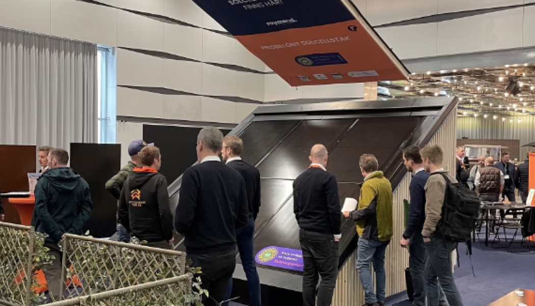 På Nordbygg hängde det prefabricerade solcellstaket Smart Solar Roof i Raymonds monter.