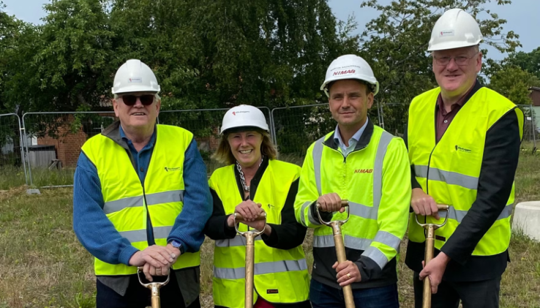 Från vänster: Blivande boende Bo Nordberg, Riksbyggens vd Johanna Frelin, Nimabs vd Martin Andersson samt ordförande i byggnadsnämnden och ledamot i kommunstyrelsen i Lund Björn Abelson. Foto: Riksbyggen 