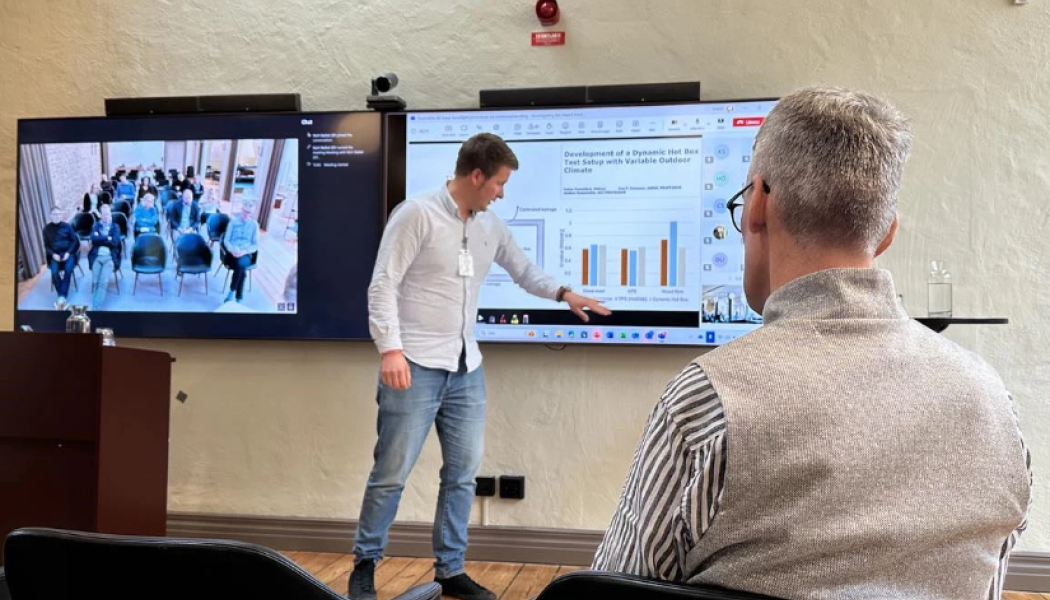 Oskar Ranefjärd presenterar sin forskning om biobaserad isolering. Foto: TMF