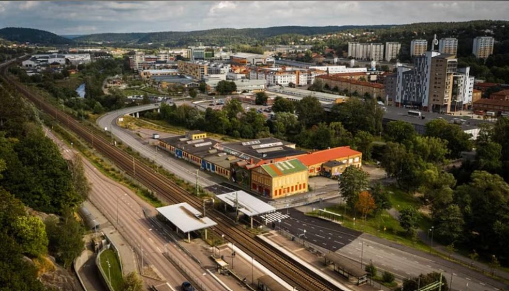 Drönarfoto som visar kvarteret Kniven mellan Partille tågstation och Säveån i Partille centrum.