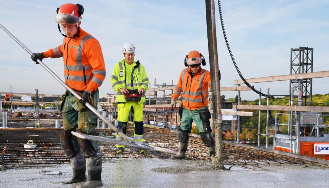 Byggarbetsplatser töms ofta helt på människor efter arbetsdagen och upptäcktsrisken för gärningspersonerna minskar. Det kan vara en förklaring till att det sker inbrott på byggarbetsplatser. Foto: Peter Steen