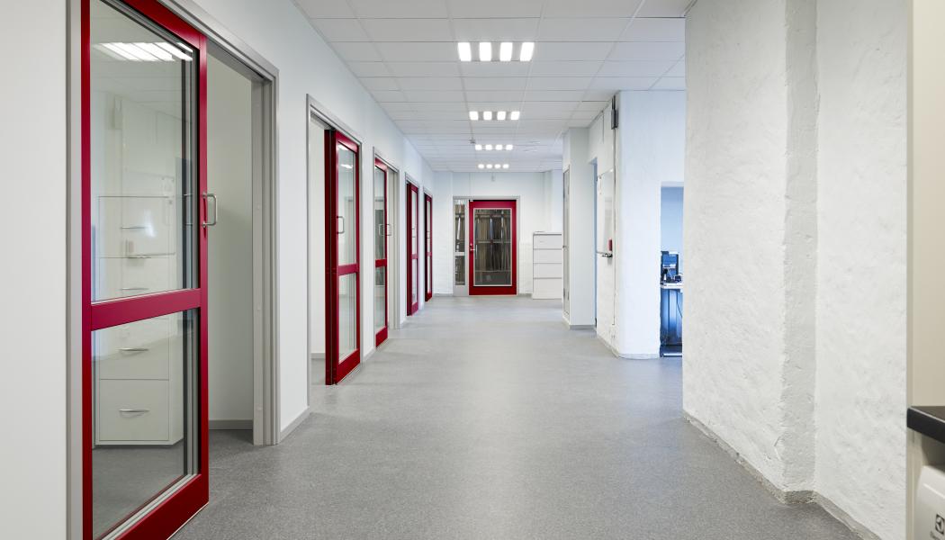 Skjutglaspartier är en elegant dörrlösning som passar bra i kontorsmiljöer.