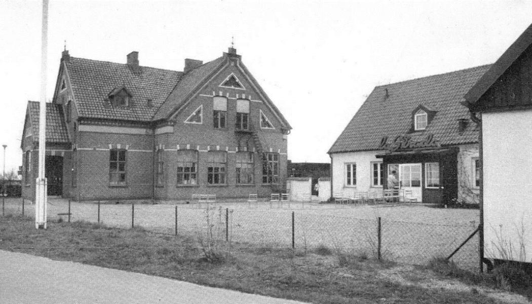 Den gamla skolbyggnaden som brann ner 2015. Foto från 1950-tal