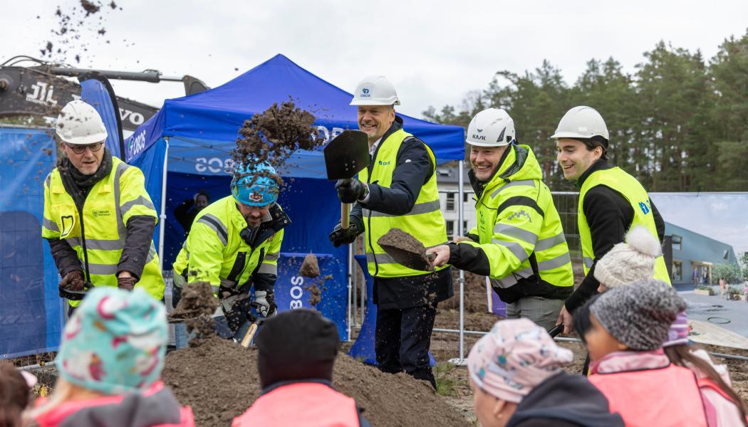 Joakim Henriksson, vd OBOS Sverige (mitten), tillsammans med representanter från Uppsala kommun och HMB. Foto: OBOS