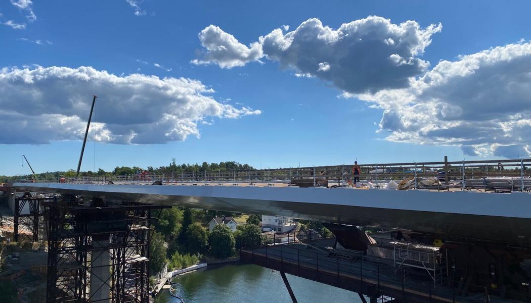 Under hösten pågår arbetet med att svetsa ihop och måla den nya Skurubron. FOTO: ANDERS SPALS,TRAFIKVERKET