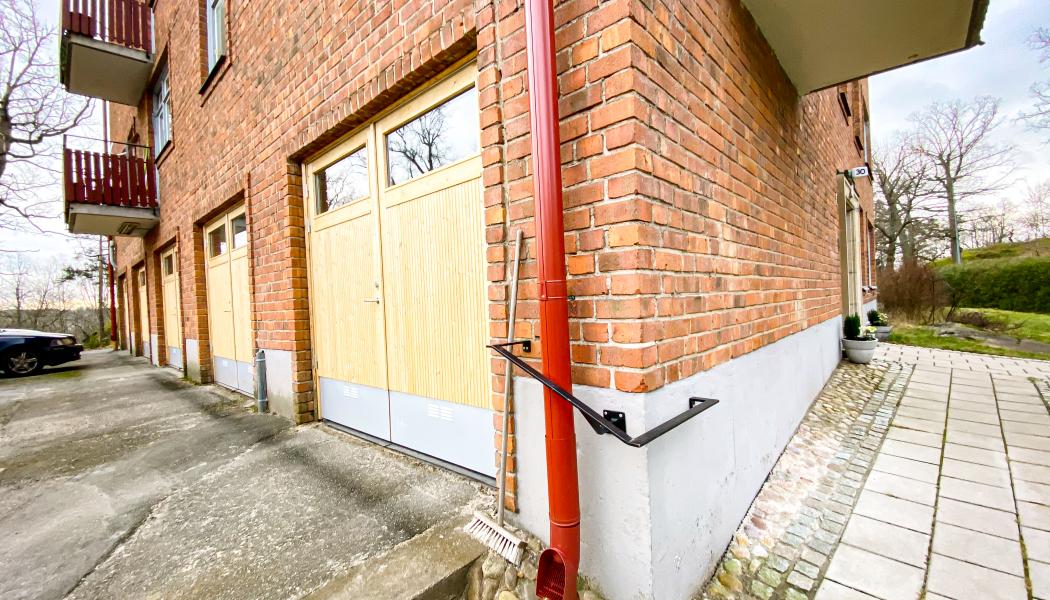 Slagporten är ett bra alternativ om man även använder garaget som förråd eller hobbyrum. Den tar ingen plats i taket och skymmer heller inte lamporna. 