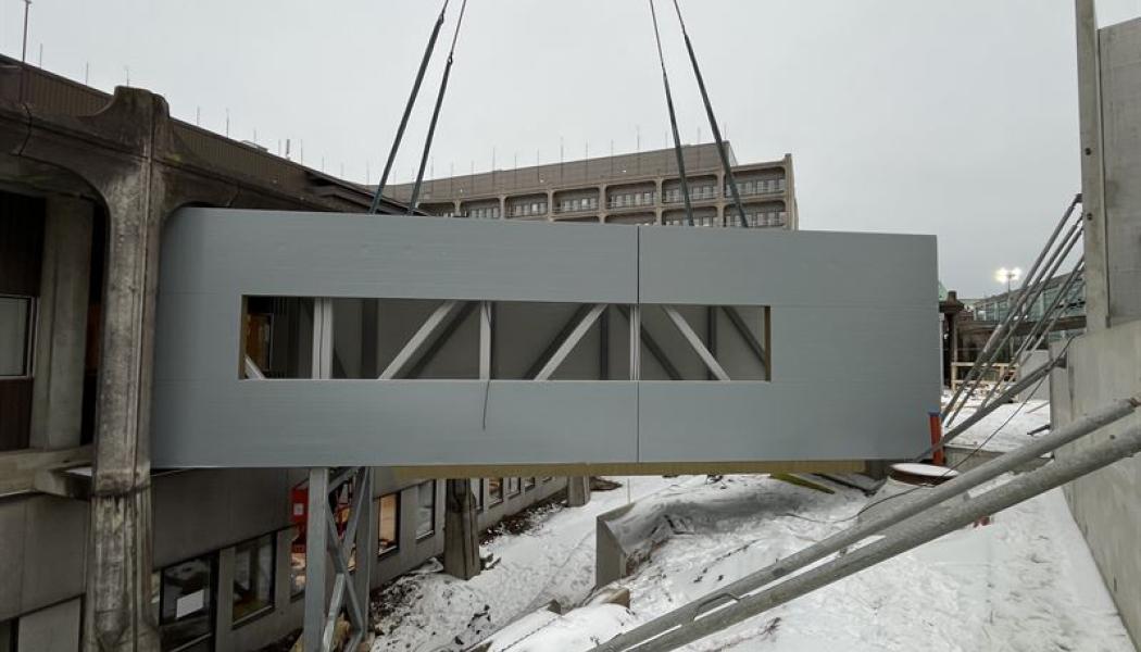    
Element lyfts på plats. Foto: Smidmek