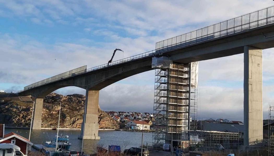 Räcket på Smögenbron tas ner. Foto: Stefan P S J