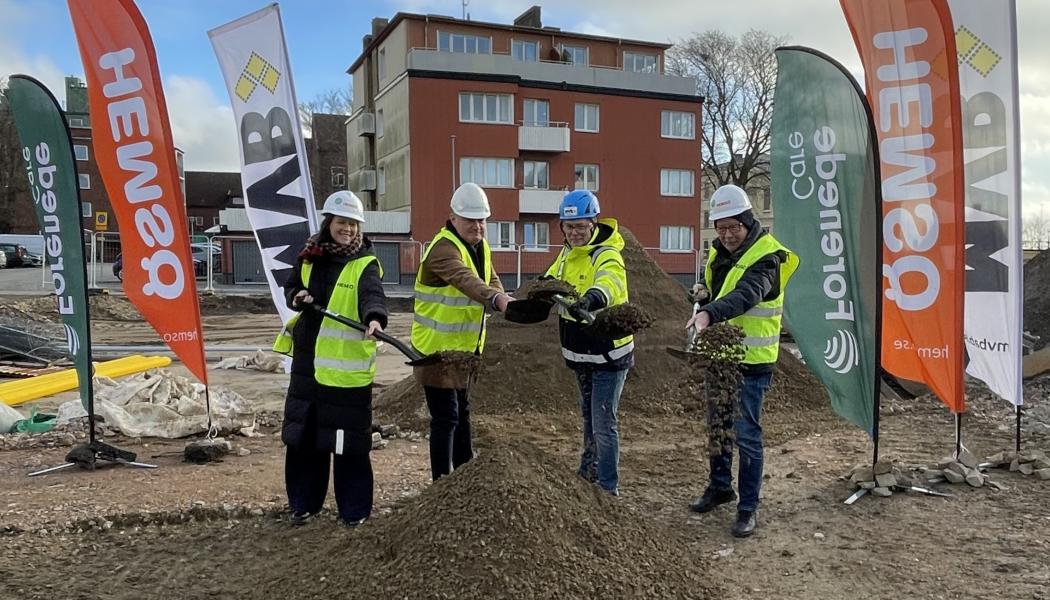Anna Marand, projektutvecklingschef Hemsö, Peter Nilsson, fastighets- och etableringschef Forenede Care, William Hallin arbetschef MVB Syd och Venzel Rosquist (M) ordförande socialnämnden Trelleborg. Pressbild: MVB