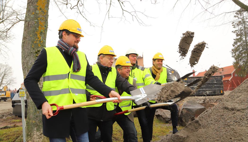 Från vänster: Jonas Eliasson, arbetschef på Dynaco, Bertil Dahl (V), Niklas Hellström (C), Toni Sjö, projektledare, Lasse Johansson (S). Foto: Kalmar Kommun