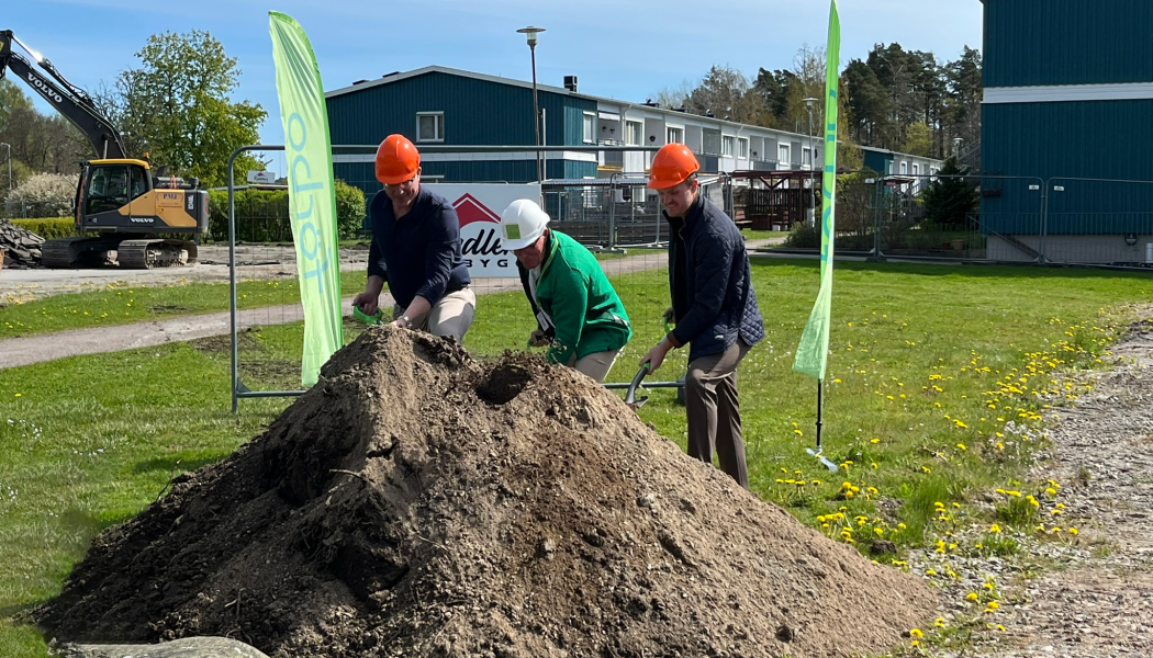 Första spadtag för för kommande bostäder på Höjden i Lerum. Pressbild: Förbo