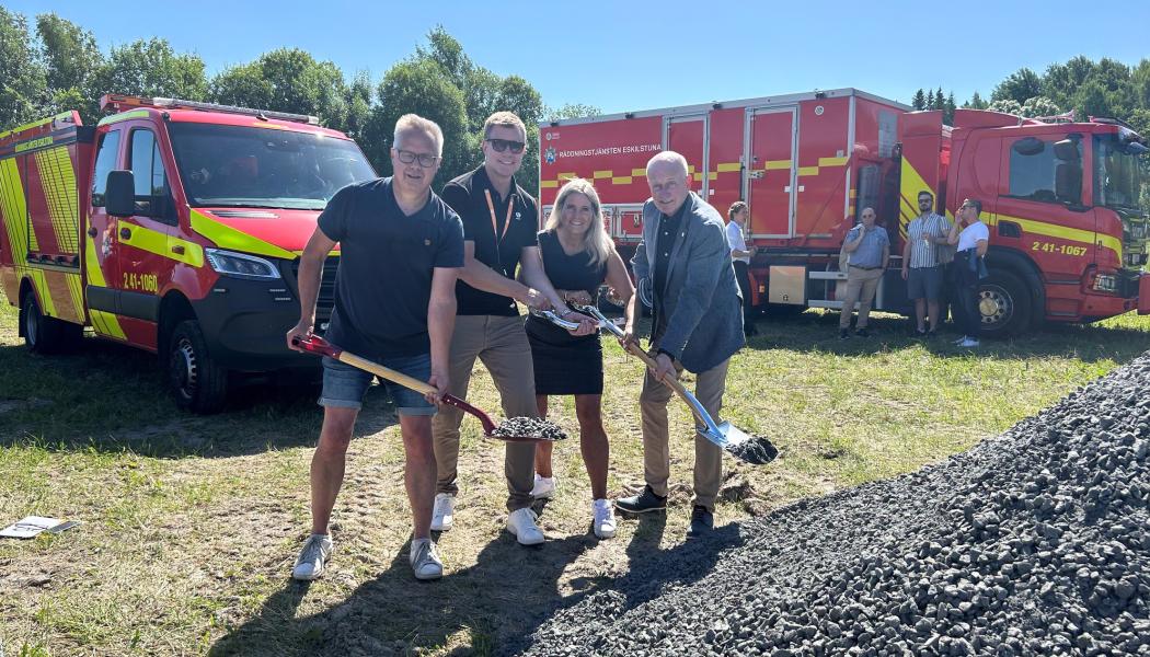 Det första spadtaget togs av Jonas Lundh, projektchef på ByggDialog, Fredrik Elf, vd för Kfast, Marie Svensson (S), kommunstyrelsens ordförande, och Bengt Brock (M), förste vice ordförande i Räddningstjänst- och tillståndsnämnden. Pressbild: ByggDialog
