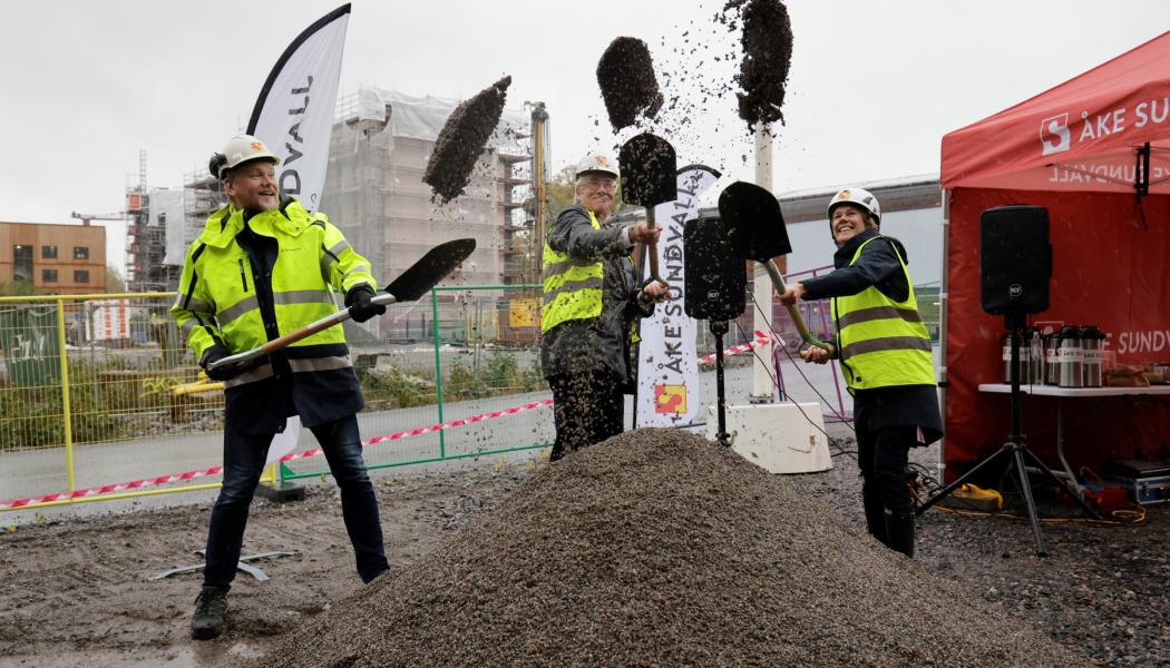 Johan Lins vVD Åke Sundvall AB och Hållbarhetschef, Jan Valeskog Stadsbyggnadsborgarråd tillsammans med Hanna Lindskog vd Åke Sundvall Byggnads AB och tar ett gemensamt spadtag för de nya bostadsrätterna. Foto: Åke Sundvall Byggnads AB

 