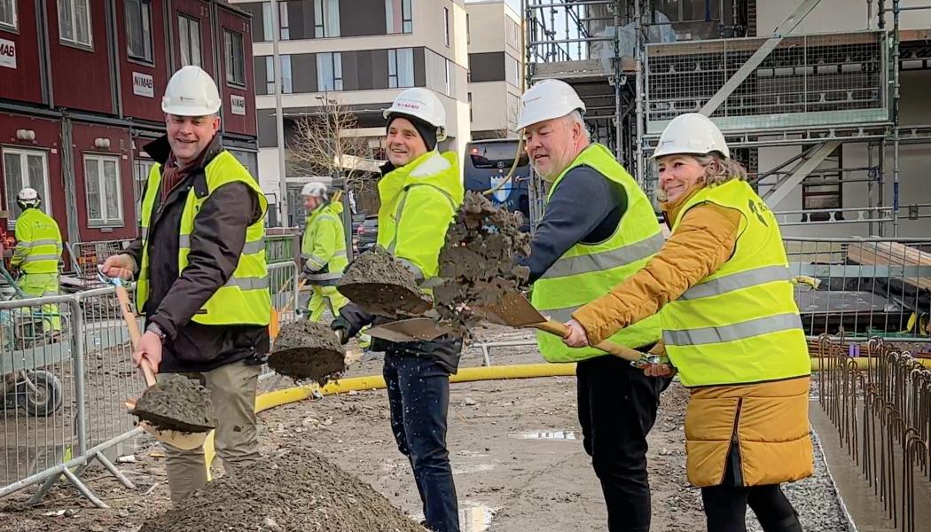 Från vänster: Andreas Schönström - ordförande tekniska nämnden Malmö Stad, Martin Andersson - vd Nimab, Tony Rosén - ordförande byggande styrelsen och Ulrika Nyström - regionchef Riksbyggen Sydväst. Foto: Riksbyggen