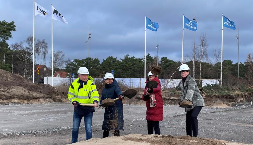 Spadtag från vänster Thomas Ellkvist, vd MVB Syd, Ulrika Hallengren, vd för Wihlborgs, Helena Wennerström, tf näringslivsdirektör Helsingborg Stad och Anna Holberg, vd för Springhill Textile. Foto: MVB