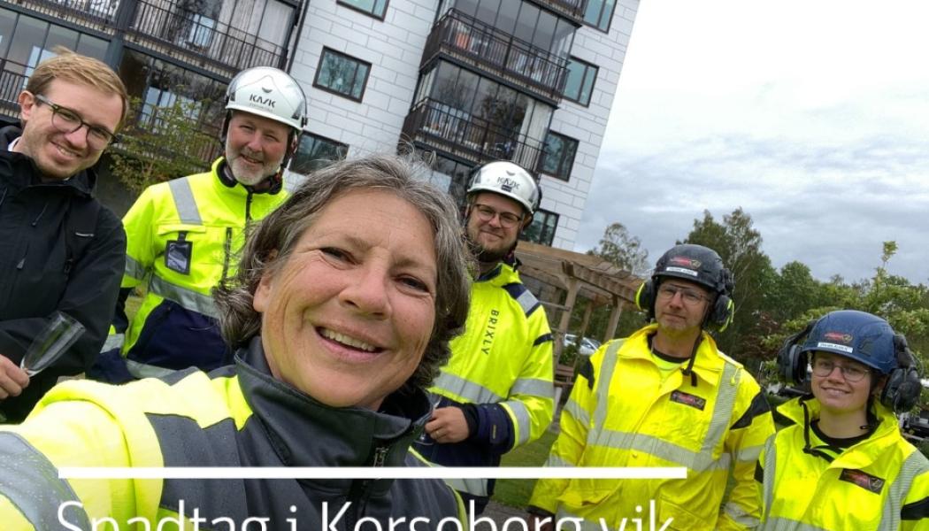 Från vänster: Arkitekt Ola Klåvus PE Teknik och arkitektur, Ulrika Nyström, affärsområdeschef på Riksbyggen Bostad tillsammans med entreprenörerna Brixly AB (Staffan Call och Tobias Wickström) Alméns Sprängtjänst (Fredrik Almén och Wilma Almén)