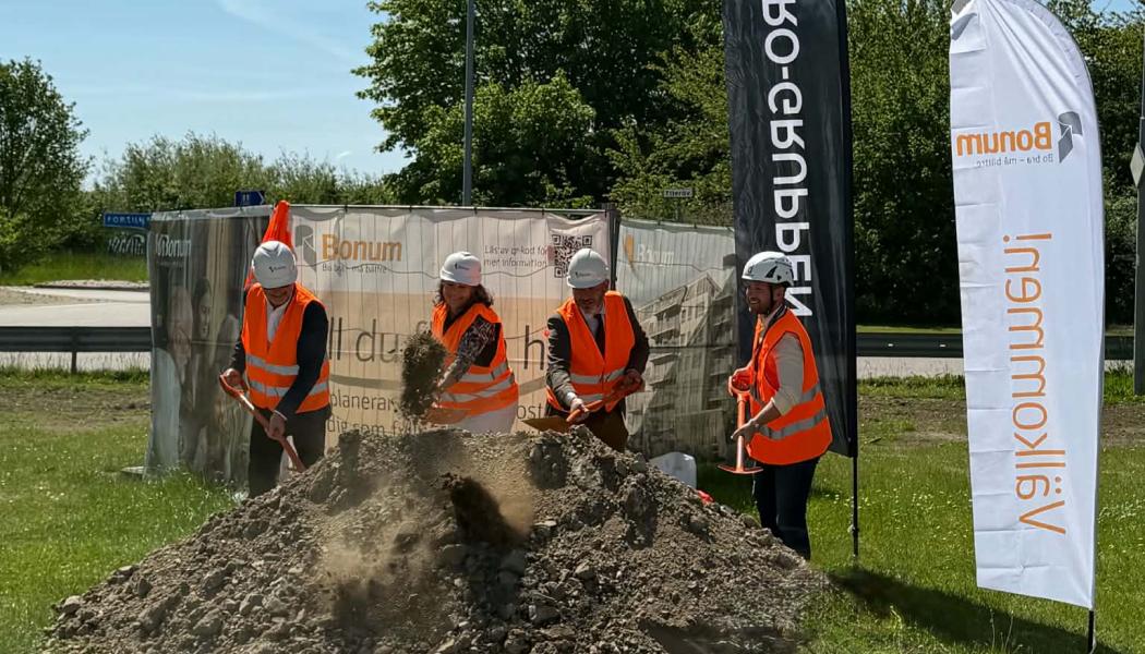 Från vänster: Göran Andersson - blivande boende, Ulrika Nyström - affärsområdeschef, Christian Orsing - KSO, Eric Johansson, RO-gruppen. Pressbild: Riksbyggen
