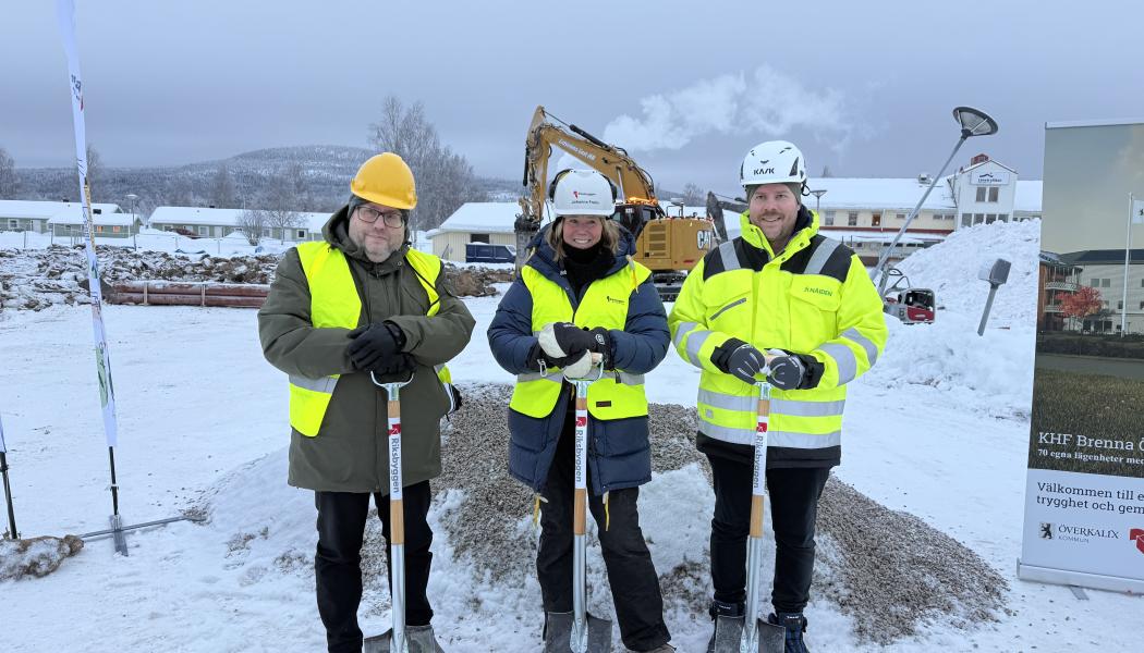 Spadtag i för det nya särskilda boendet i Överkalix. Från vänster: Niclas Hökfors, kommunstyrelsens ordförande i Överkalix kommun, Johanna Frelin, vd på Riksbyggen och Per Utterström på entreprenören Nåiden Bygg. Pressbild: Riksbyggen