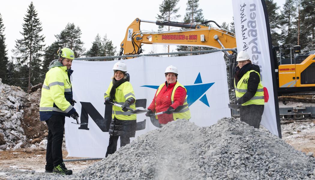Från vänster - Peder Dahlberg - projektchef på NCC, Lina Öien - chef hållbar utveckling på Riksbyggen, Emma Lidström blivande boende, Evelina Fahlesson - kommunalråd, Skellefteå kommun Foto:  Jonas Westling