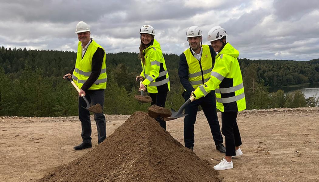 Första spadtaget, Slättmalm. 

Stefan Gustavsson, vd på Blooc, Jenny Bergendorff, vd HSB Bostad, Yusuf Aydin (KD), ordförande samhällsbyggnadsnämnden Botkyrka kommun, Carola Lavén, vd Ikano Bostad. Pressbild: HSB Stockholm
