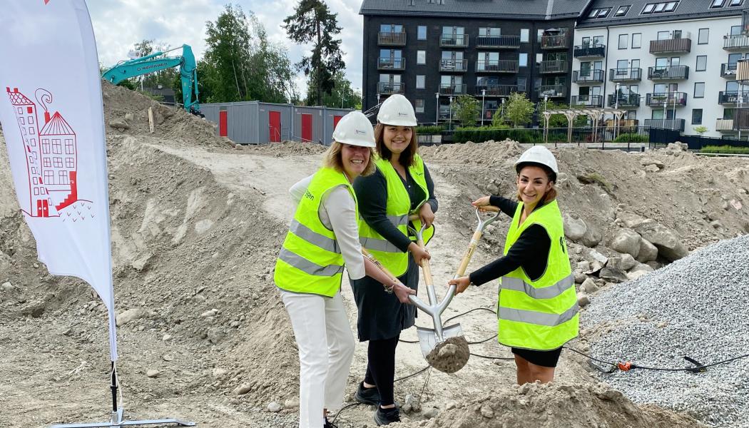 Fr v Johanna Frelin, vd Riksbyggen, Alicia Eriksson-Gardell, köpare i Brf Entrén och Parisa Liljestrand, kommunstyrelsens ordförande (M). Foto: Håkan Andersson
