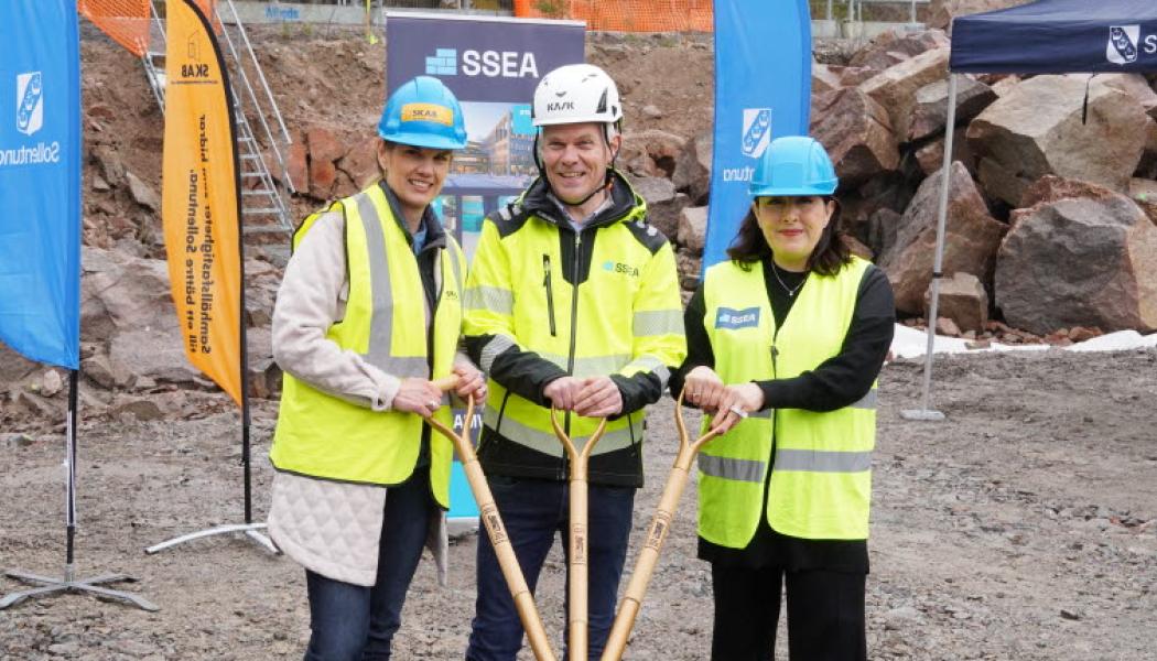 Första symboliska spadtaget med SKAB:s ordförande Hanna Clerkestam (L), VD för SSEA Christian Wieland och ordförande i utbildningsnämnden Soley Aksöz Lithborn (M).