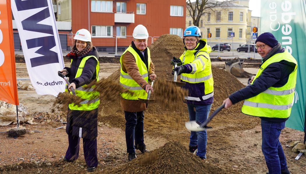 Det första spadtaget genomfördes tillsammans med Hemsö, MVB, Trelleborgs kommun och Forenede Care, som ska driva äldreboendet på Östergatan. Pressbild: Forenede Care