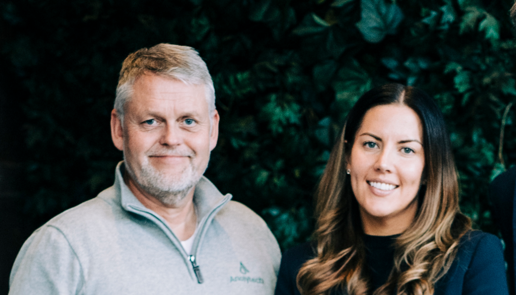 Stefan Fischlein och Sandra Lindström från Anolytech är en av flera aktörer på plats under mässan. I företagets monter presenteras lösningar för säker vattenhantering och information om Legionella. Foto: Anolytech