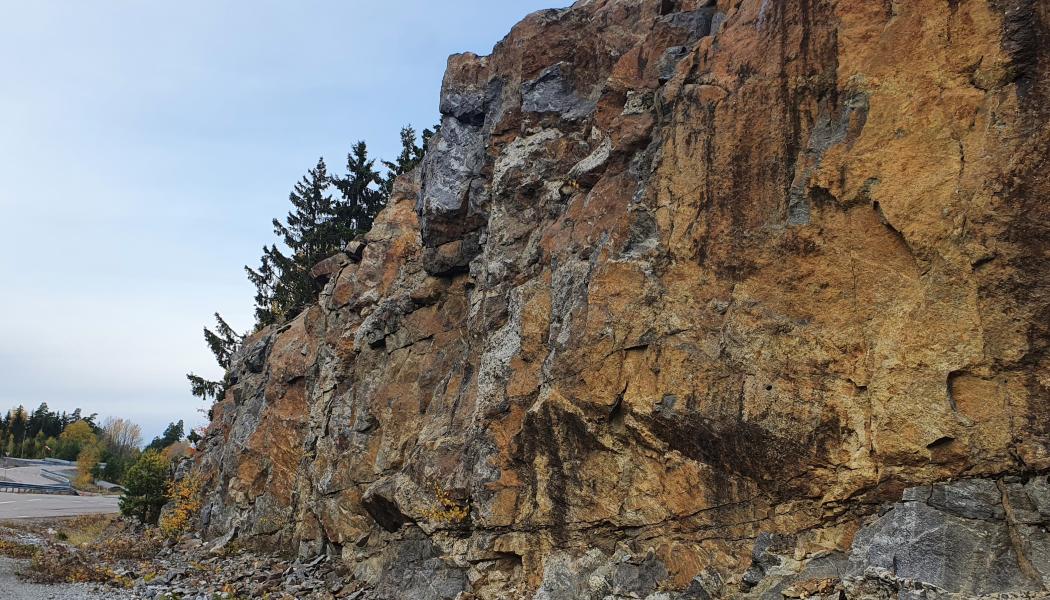 De senaste åren har frågan om miljöproblem relaterat till hantering och återanvändning av krossat bergmaterial från sulfidförande berggrund blivit en viktigare fråga i Mälardalen. Foto: Bjerking