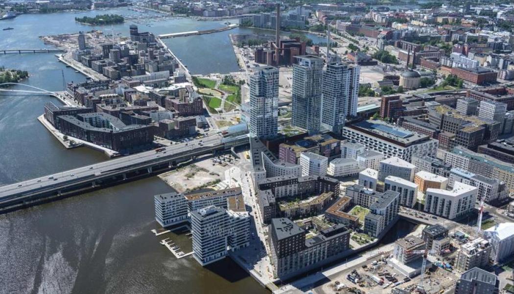 Byggprojektet Fiskehamnen ligger öster om Helsingfors centrum och var tidigare ett viktigt hamn- och industriområde. Området omfattar omkring 170 hektar och räknas som ett av Finlands största stadsutvecklingsprojekt. När utbyggnaden är färdig väntas omkring 30 000 personer bo i stadsdelen.   Foto: Helsingfors Stad. Kredit: Suomen ilmakuva Oy