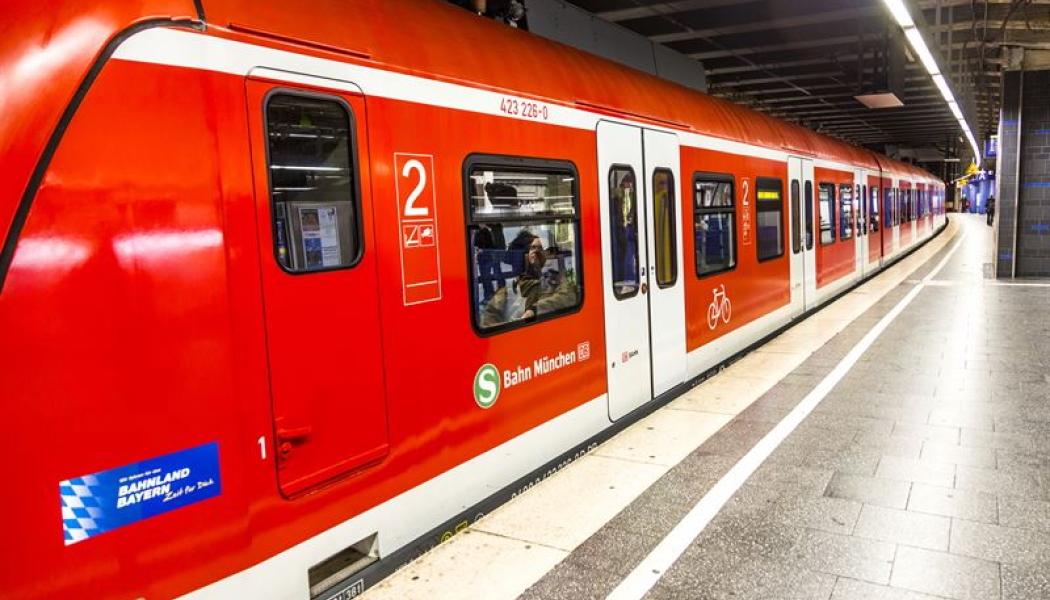 S-Bahntåg vid underjordisk station i München. Med projektet i München stärker Sweco sin närvaro i Tyskland och fortsätter sitt samarbete med Deutsche Bahn, som är en av Europas största aktörer inom järnvägstransporter.  Foto: GettyImages Kredit: Meinzahn