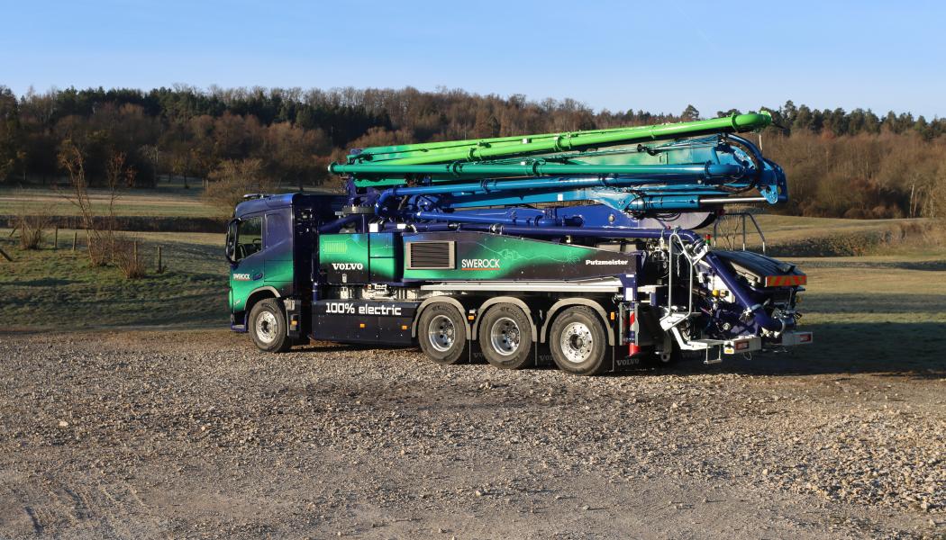 Den fyraxlade lastbilen har en totalvikt på. ca 32 ton Foto: Swerock