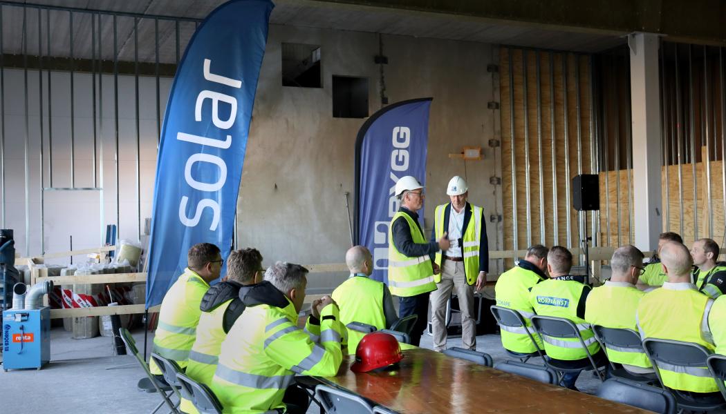Nu är väggar och tak på plats på Solar Sveriges nya logistikcenter i Kumla. Foto: Solar