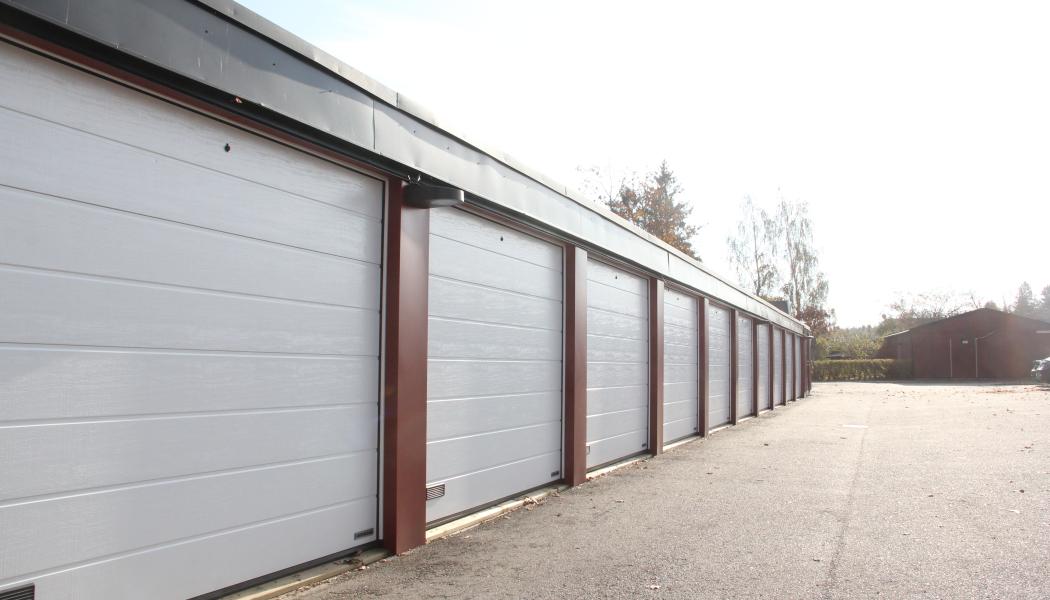 Den populära takskjutporten har en solid konstruktion och lång livslängd, om den servas regelbundet, och kan enkelt kompletteras med en motor som tar liten plats. Foto: Maria Borg, Garageportspecialisten.
