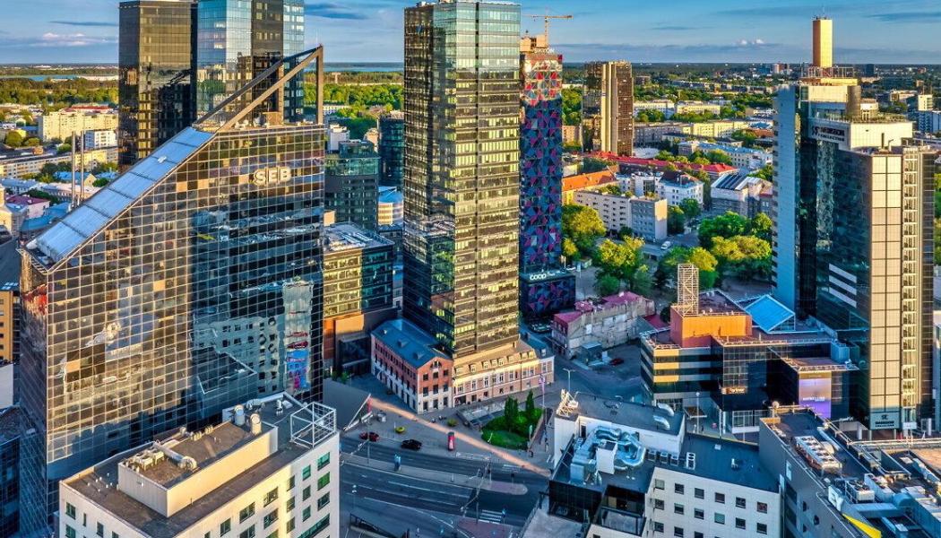 Byggkranarna fortsätter att dominera delar av stadens centrum. Flera nya höghusprojekt planeras eller byggs redan i Tallinn, där efterfrågan på moderna kontor och exklusiva bostäder fortsatt är hög trots osäkerhet i Europas ekonomi. Foto: Screendumb, Symbolbild. Tallinn Trade Centre