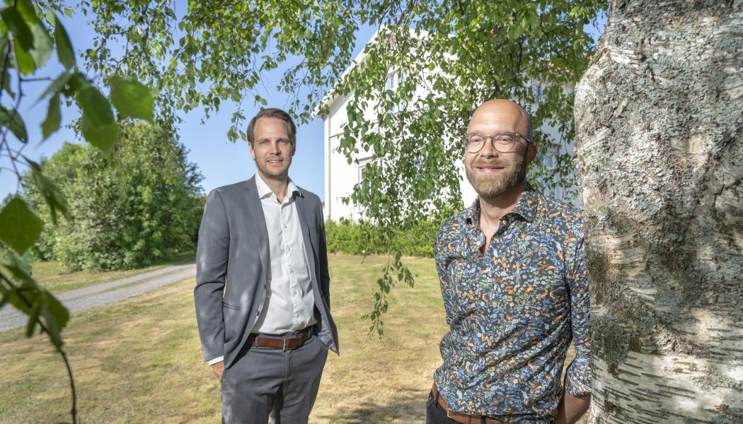På marken på Teg: Lars Lundgren marknadsområdeschef Riksbyggen Bostad i Norr och Jonas Broady, affärsutvecklare på Riksbyggen. Foto: Johan Gunseus
