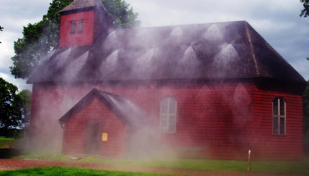 Den omistliga medeltida träkyrkan i Älgarås skyddas av vattendimman både internt och externt. Bild: Ultra Fog.