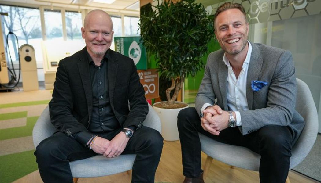 Tomas Bäckstadi, InmatiQ och Per Törling, Sales Manager på Schneider Electric. Pressbild: Schneider Electric Sverige
