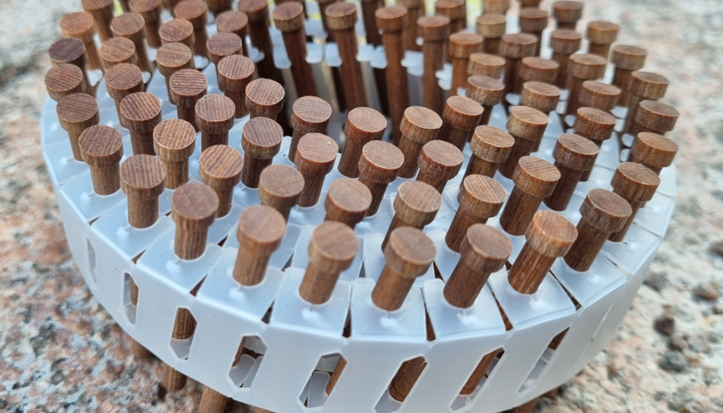 45 000 spikar av trä i stället för stål – i Karlshammar testar E.ON hur även små materialval kan minska klimatavtrycket i framtidens elnät. Foto: Gerd Karlsson, Omexon