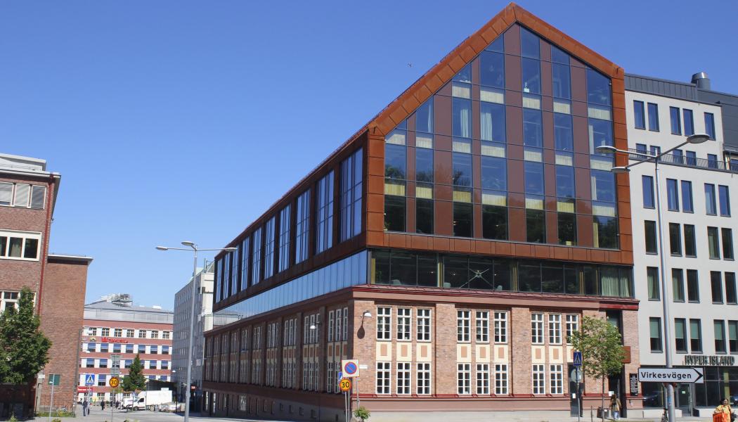 Timber on Top. En sektion med flera våningar har adderats ovanpå industrifastigheten Trikåfabriken som är från 1926 och som nu har blivit kontorshus. Foto: Svenskt Trä/Christina Brandin Englund