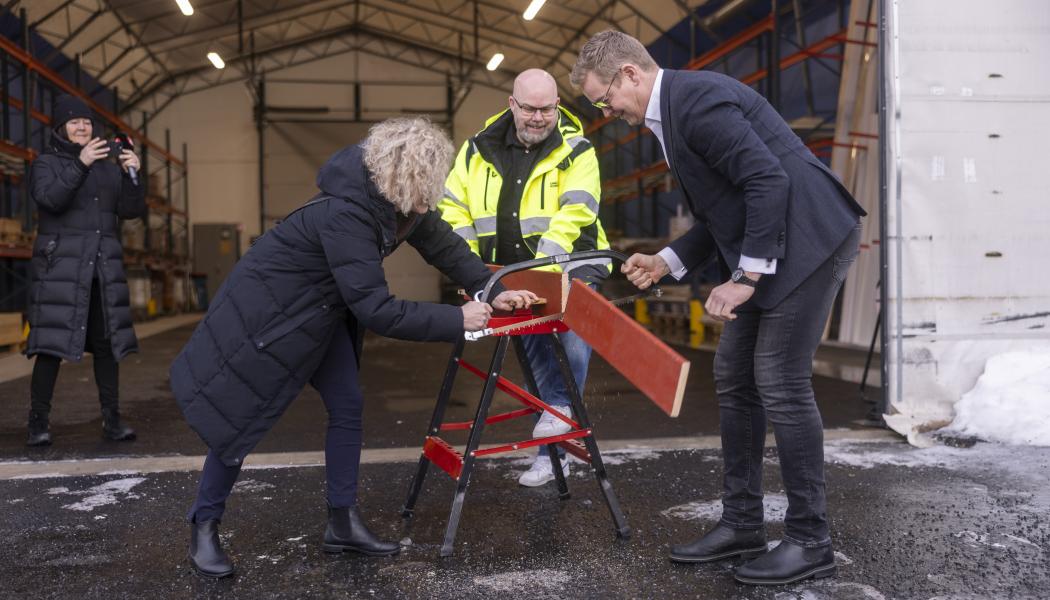 Nu är Byggåterbruket Umeå officiellt invigt av kommunalrådet Janet Ågren, S och Christoffer Jonsson, ABC Umeå assisterade av Ola Lundgren, enhetschef för Arena för prävning/Returbutiken i Umeå. Foto: Fredrik Larsson