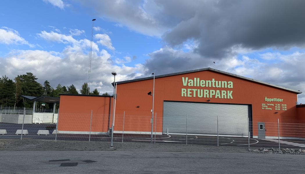 En gång- och cykelbana leder från entrén och in till mottagningshallen för farligt avfall. Foto: Emeli Ljungstig