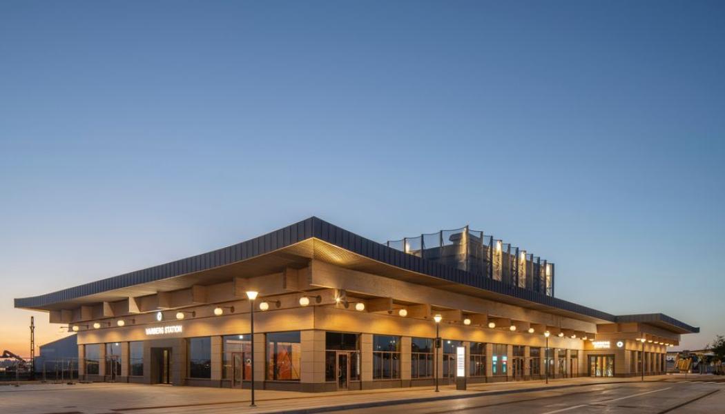 Få städer har något så unikt som en ny tågstation vid havet. Stationen blir ett nytt landmärke för Varberg vid sidan av klassiker som fästningen och kallbadhuset. Foto: Åke E:son Lindman