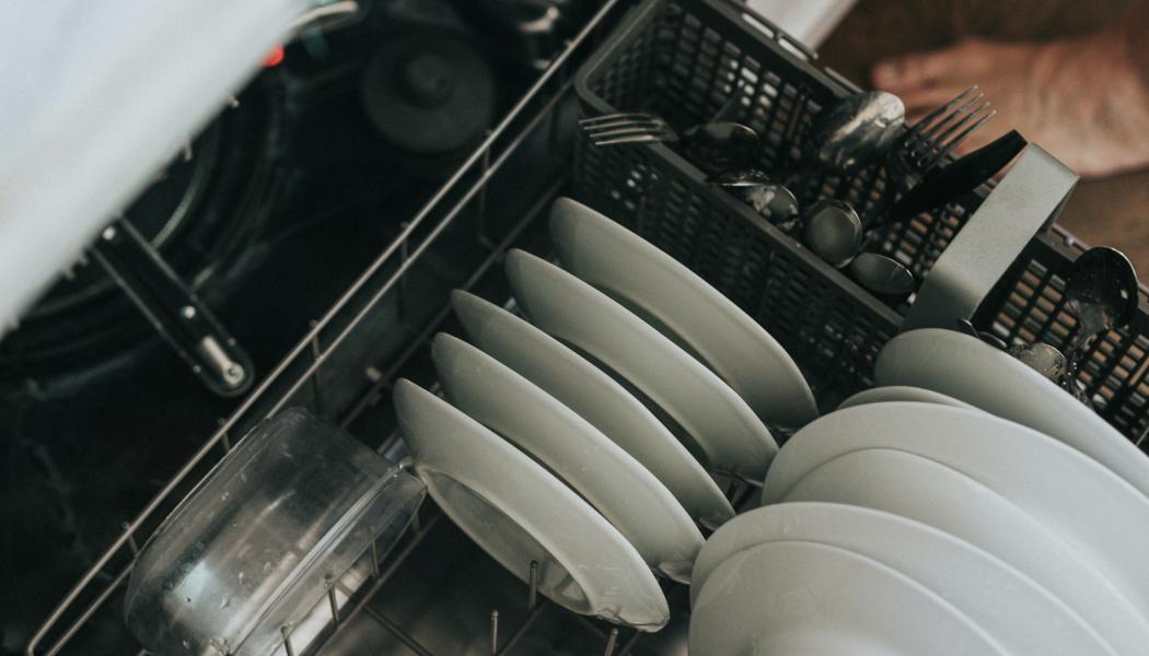 Nu har Säker Vattens styrelse klubbat Branschregler Säker Vatteninstallation 2026:1. Störst förändringar i regelverket sker i köket, där flest vattenskador sker. Foto: nathan dumlao/unsplash