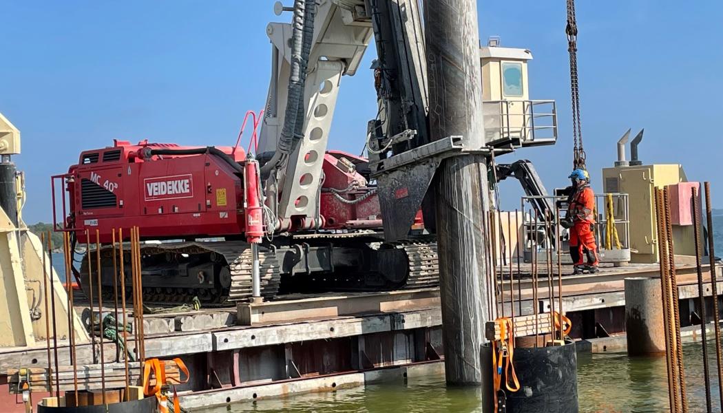 Sponten borras i den befintliga dammkonstruktion. Foto: VVeidekke