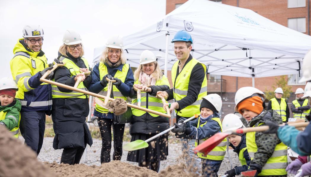 Vid Skyttelns spadtag deltog både vuxna och barn i grävandet. Foto: illa produktionsbolaget