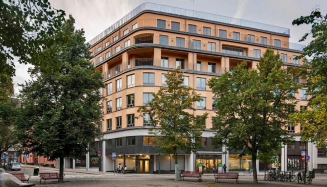 

Brf Vintertullstorget på Södermalm i Stockholm, är ett lyckat exempel på om- och tillbyggnad, där ett kontorshus med showroom för bilar från 1980-talet nu hyser bostäder och verksamheter. Pressbild: Chalmers