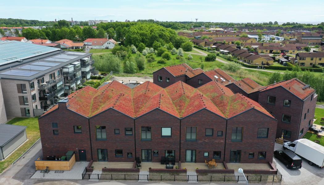 Kvarteret Sockergränden består av ett fristående LSS-boende och fyra radhus. Foto: Mikaela Bjarve/Emrahus.